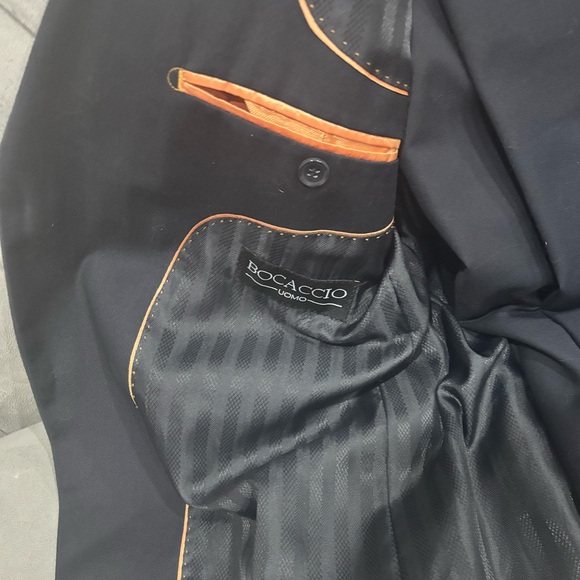 The suit size is 38R,color dark blue, and the name of the brand is is BOCACCIO - Picture 6 of 6